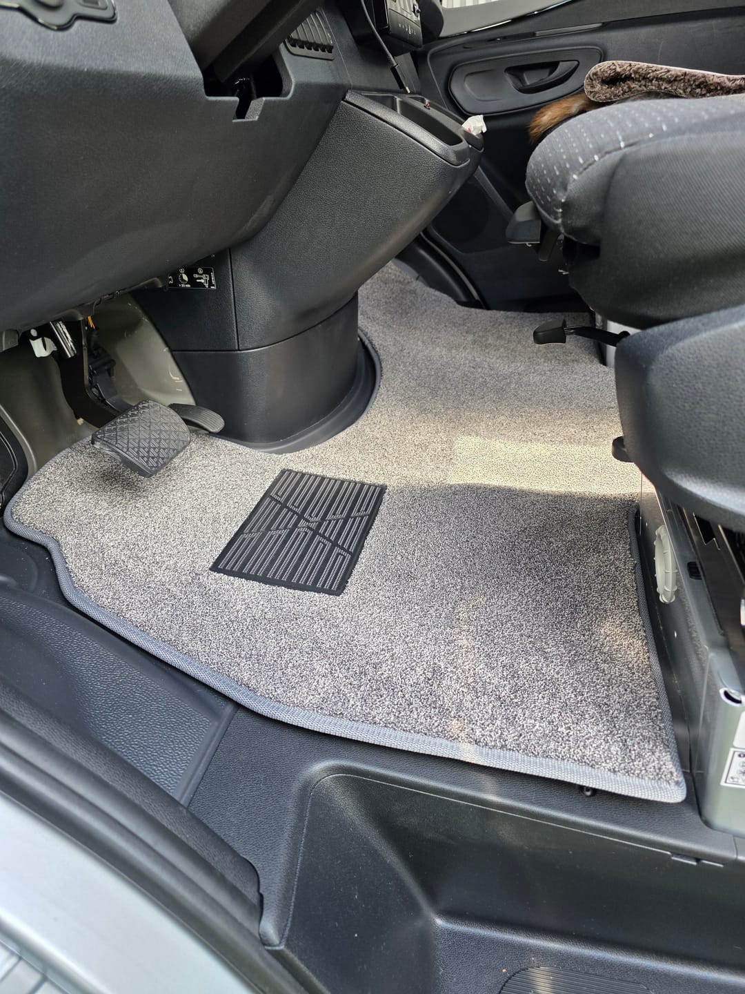 Customer photo review of Fahrerhaus Teppich - MB Sprinter