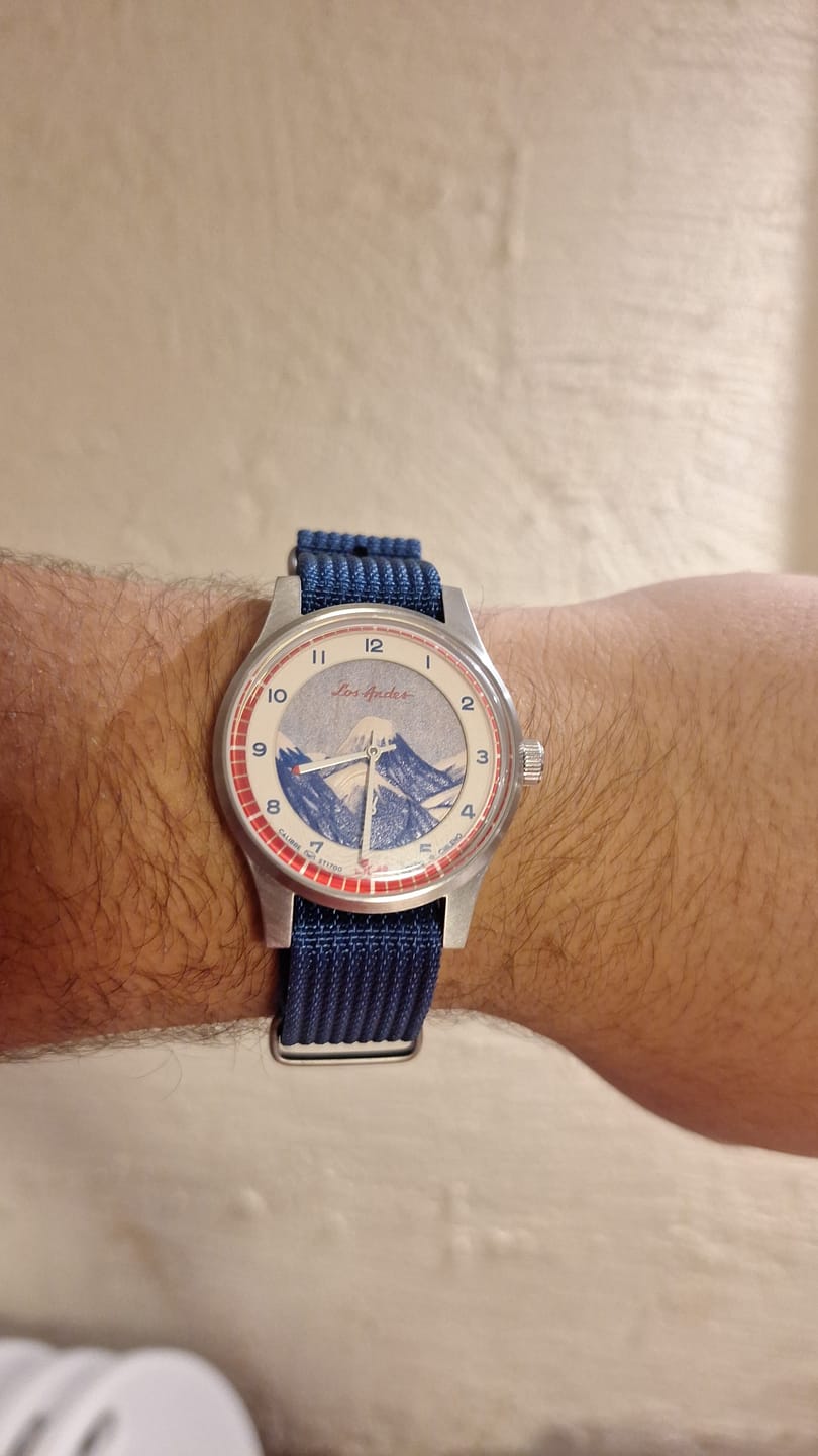 Customer photo review of Correa Nato Dando La Hora Azul