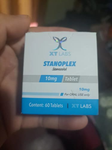 Un cliente sostiene en su mano la caja de Stanoplex Oral de 60 tabletas.