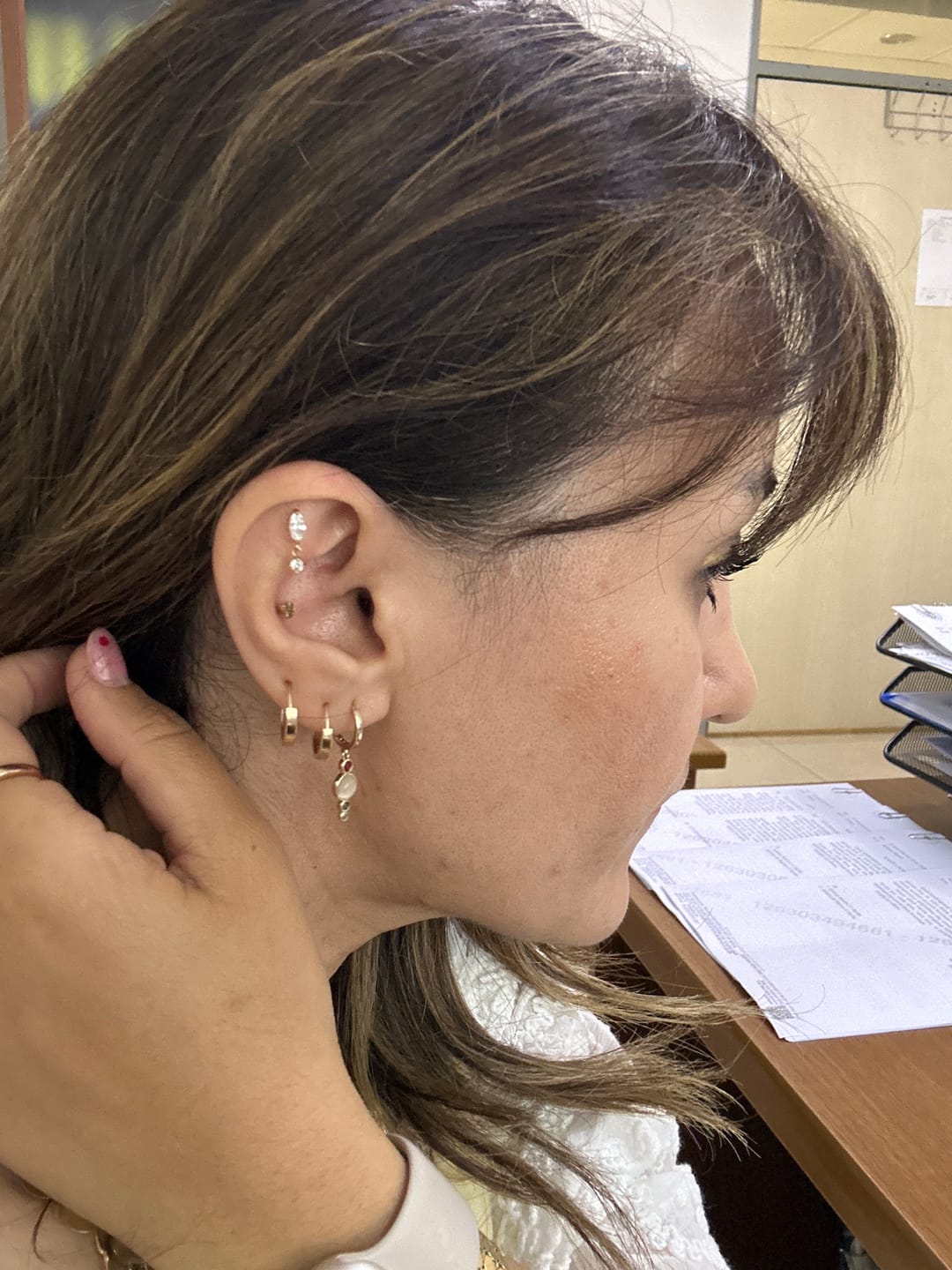 Customer photo review of Gusto Markiz Sallanan Taşlı Altın Tragus Piercing