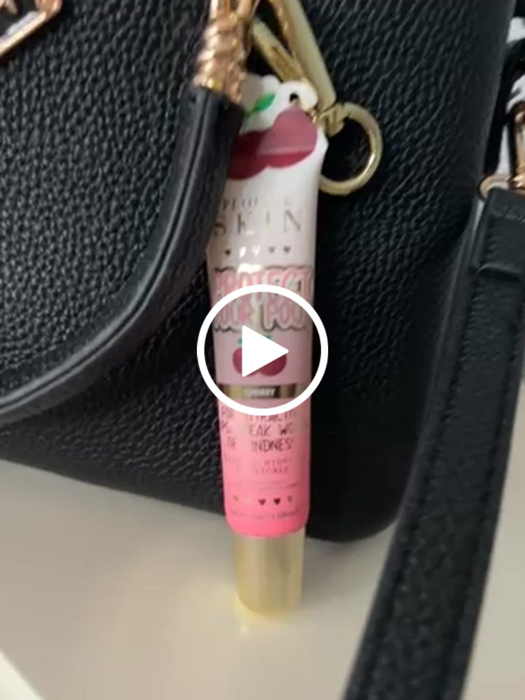 Ügyfélvideó értékelés a Protect Your Pout kulcstartós ajakápolóról