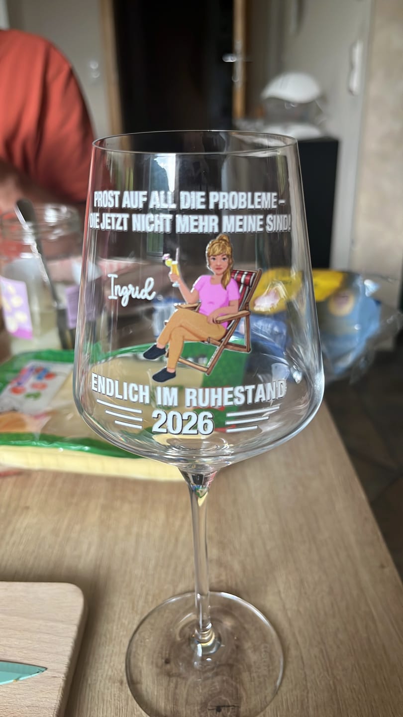 Customer photo review of Auf die Freiheit - Personalisiertes Weinglas mit Spruch und Clipart zum Ruhestand