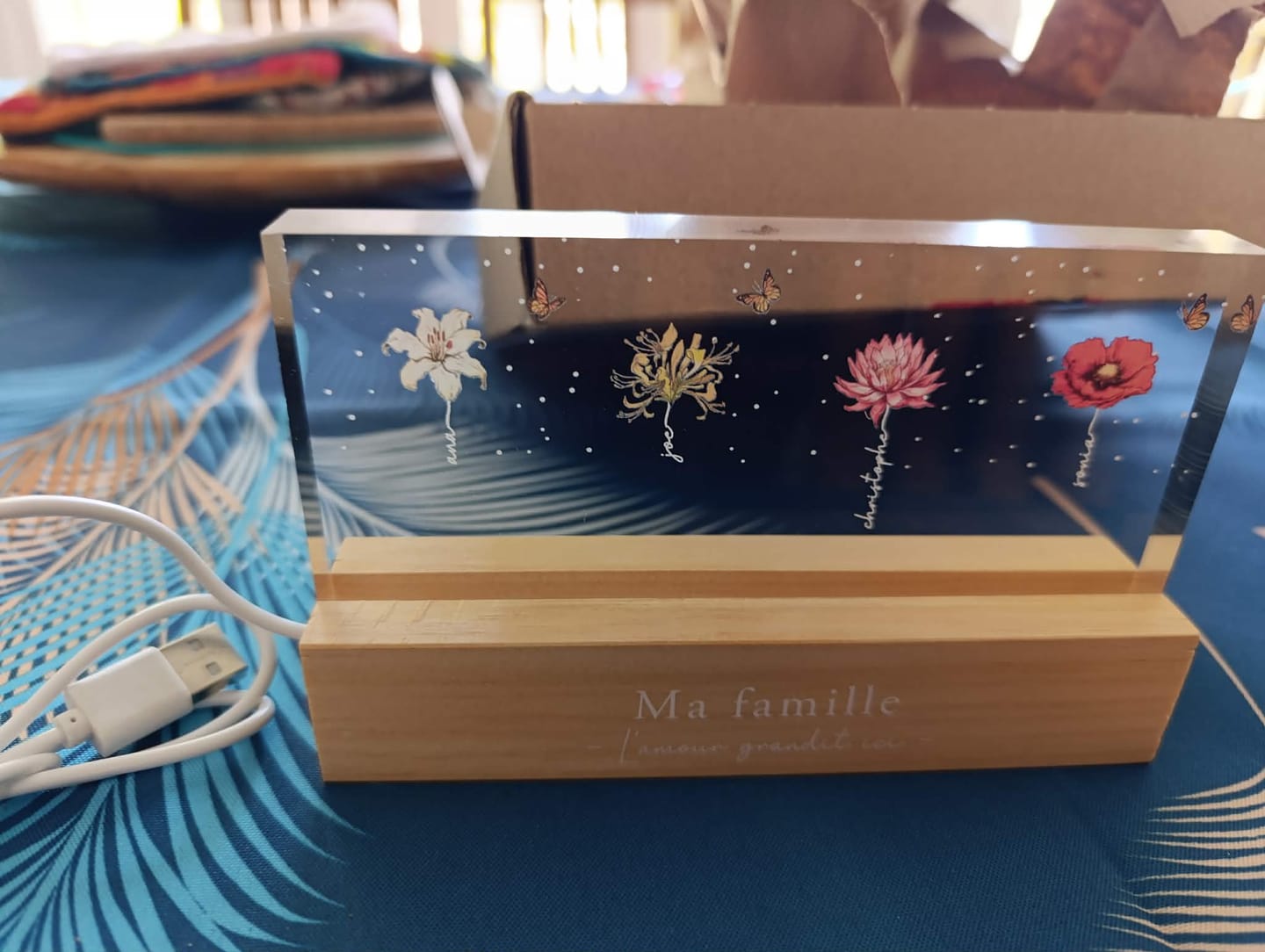 Customer photo review of Le Jardin de Mamie - Plaque LED acrylique personnalisée avec fleurs pour Maman et Mamie