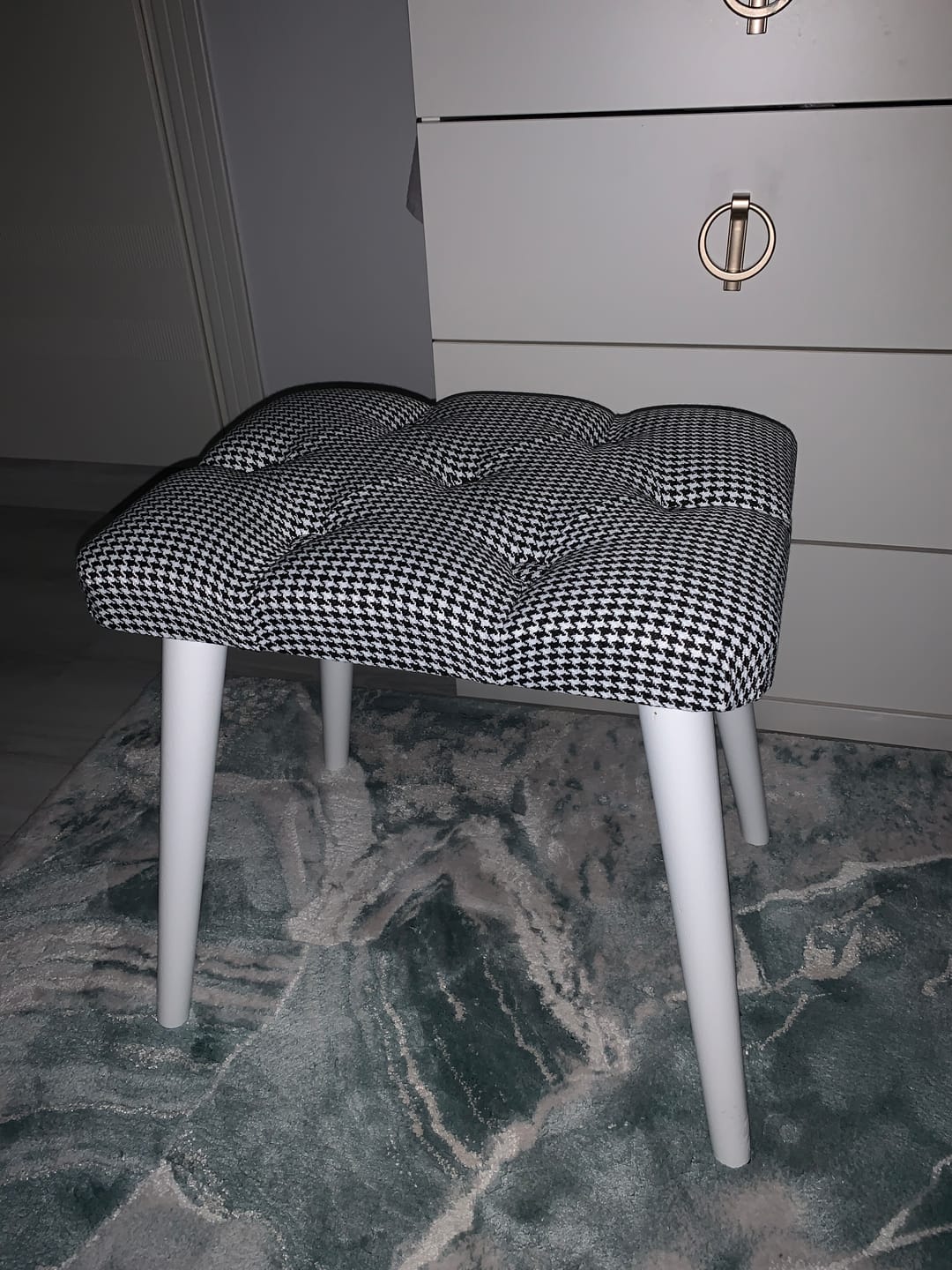 Customer photo review of Rani BM101 Puf Ahşap Ayaklı Tabure Siyah - Beyaz Kazayağı Desenli