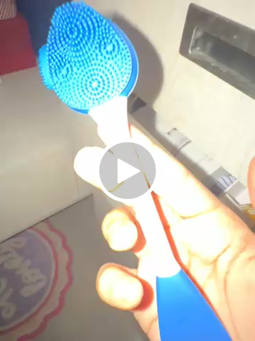 Customer video review of فرشاة ميديكيوب متعددة الاستخدام لإزالة الرؤوس السوداء وتنظيف المسام