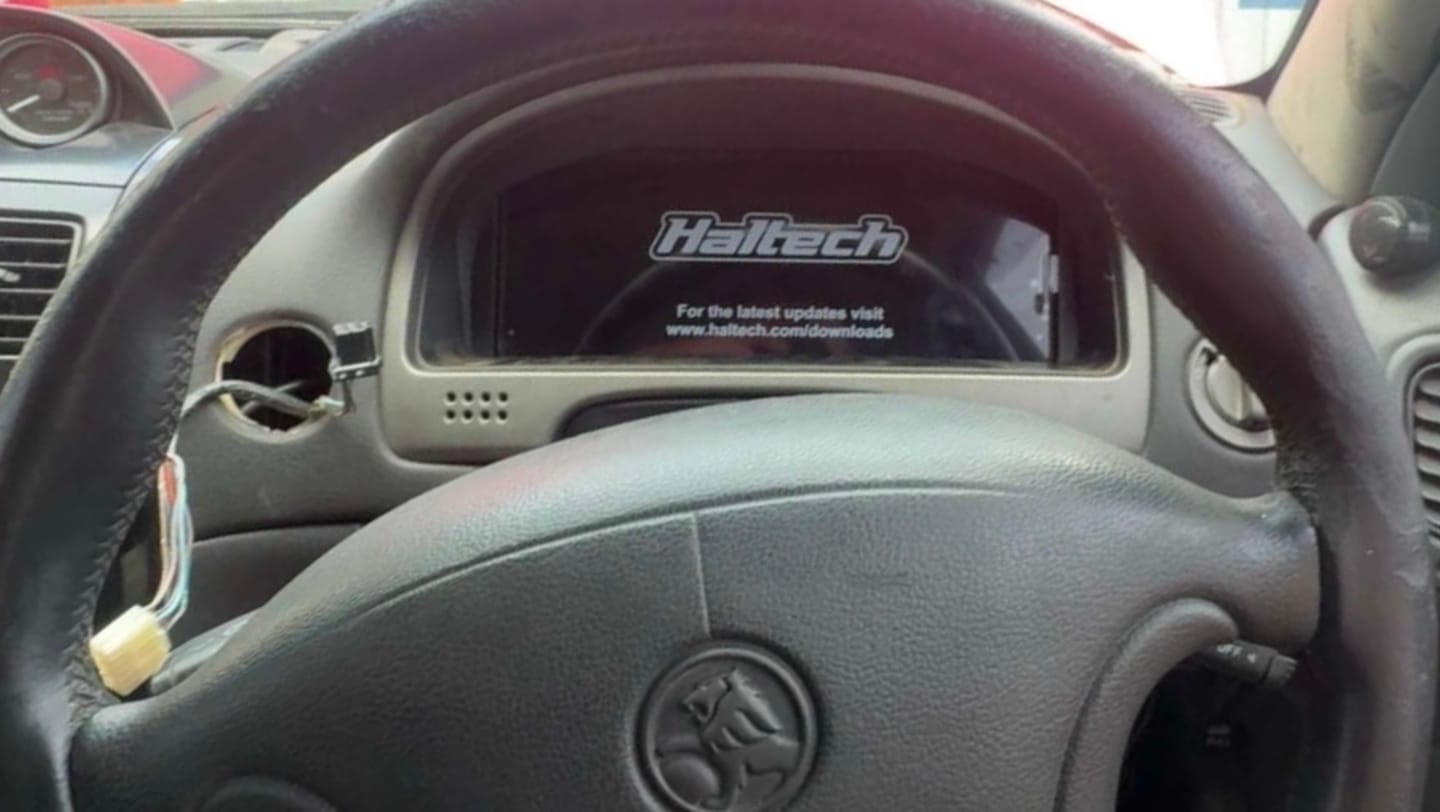 Customer photo review of Holden Commodore VY VZ / Pontiac GTO Dash Mount