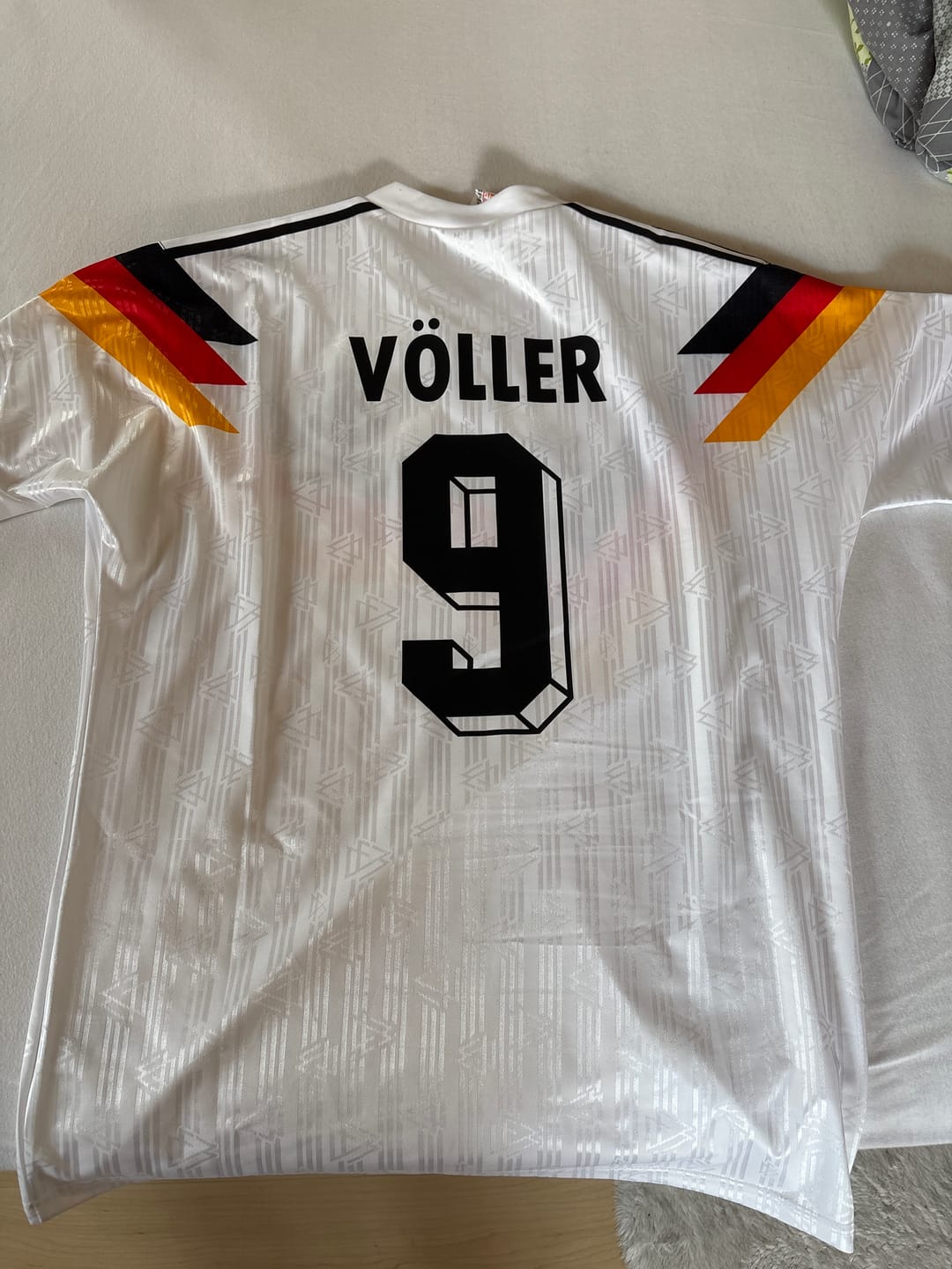 Customer photo review of Rudi Völler Germany Deutschland Retro 1990 World Cup Jersey - Deutschland Retro-Trikot WM 1990 Soccer Shirt