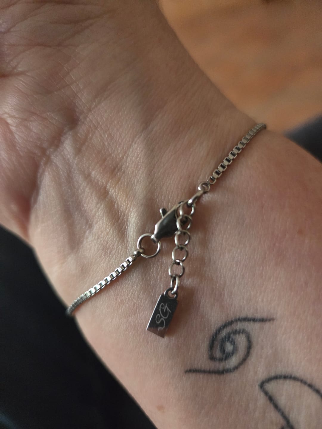 Customer photo review of Minimal Box Bracelet
