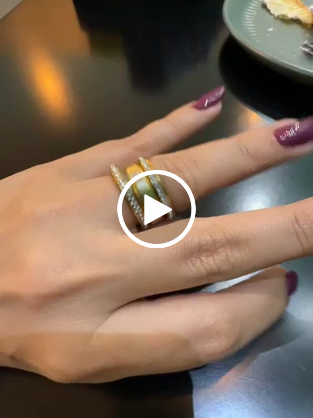Customer video review of Anel Brilhante Rotativo Banhado em Ouro 18k