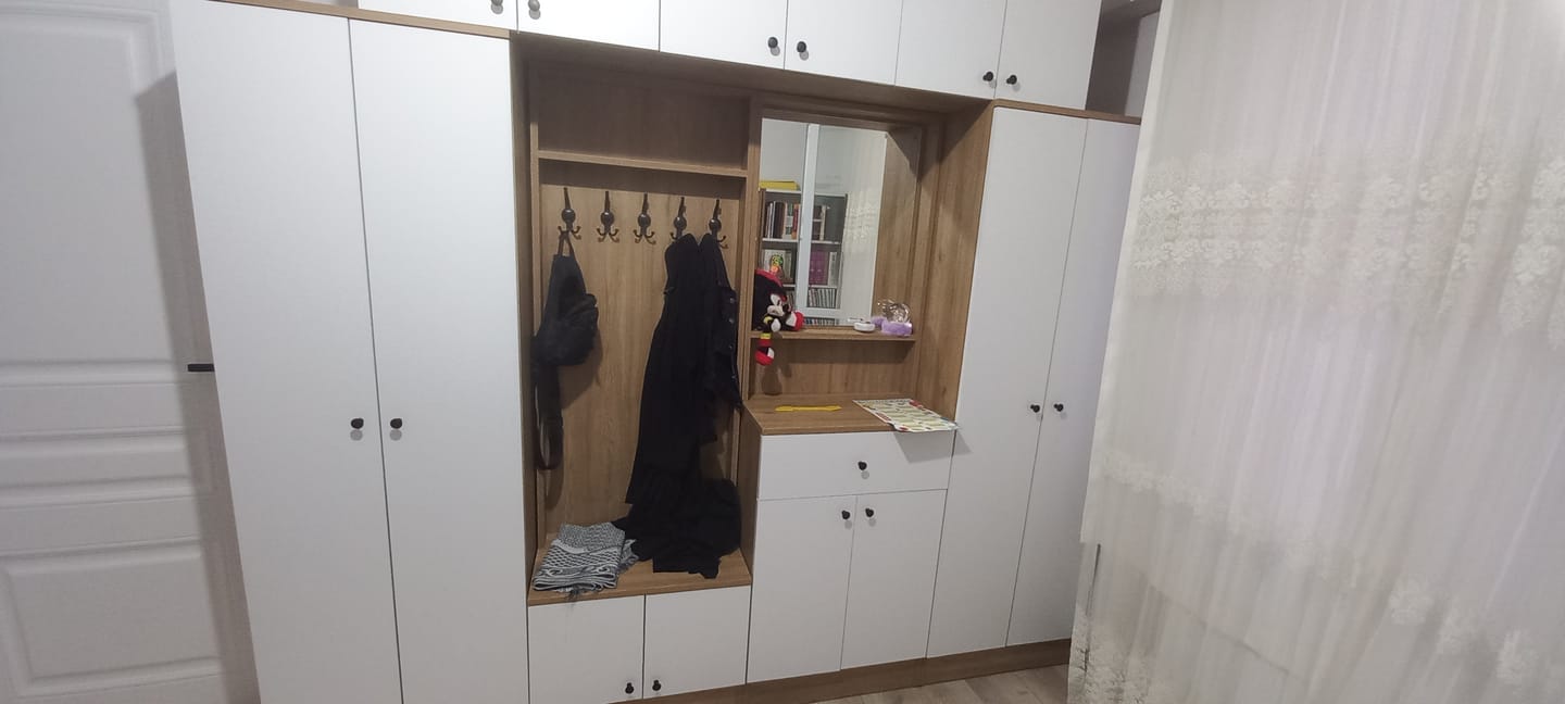 Customer photo review of Rani EA108 Portmanto Çekmeceli Aynalı Askılı Vestiyer Sepet Ceviz - Beyaz