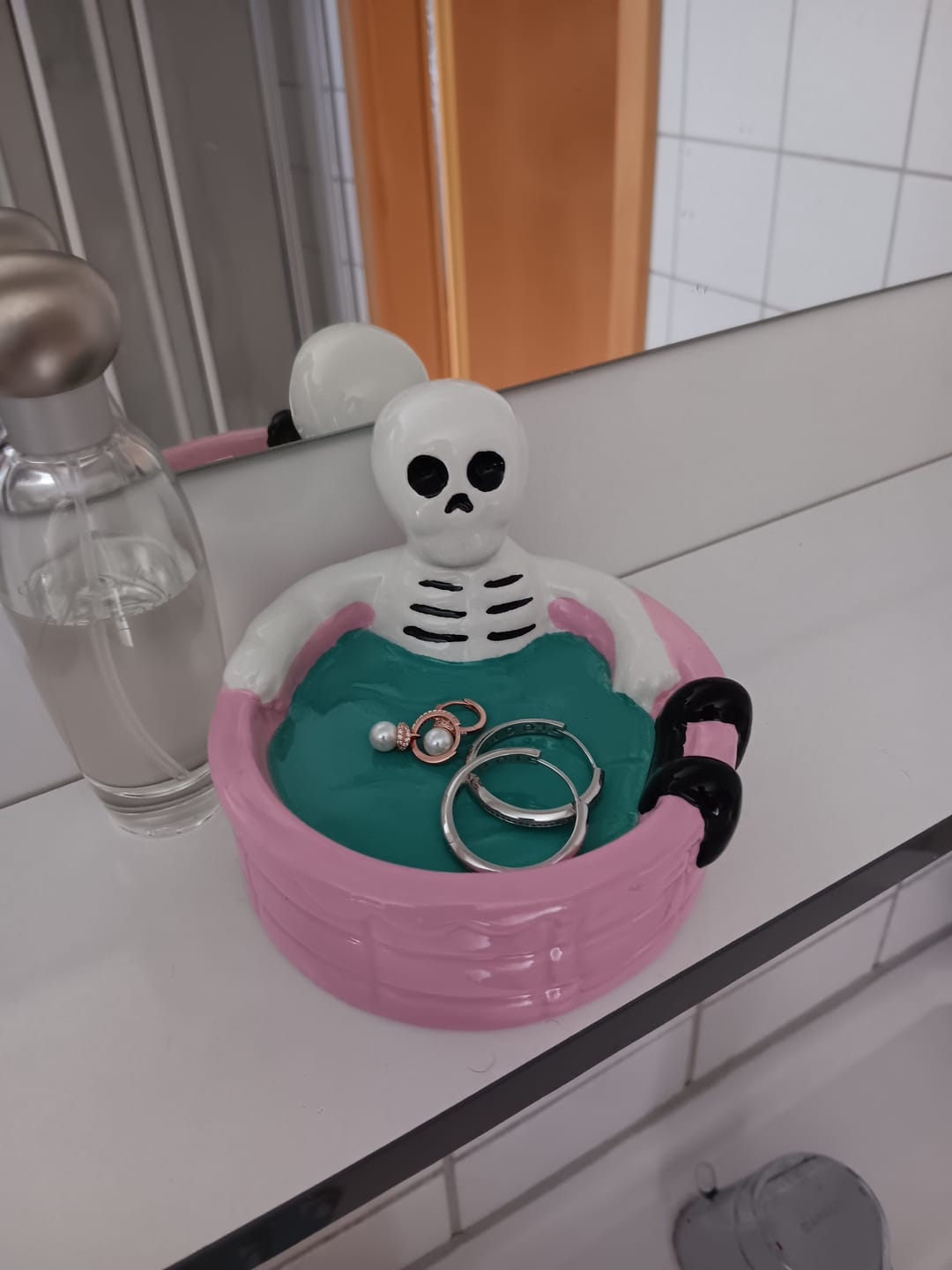 Customer photo review of Skelett im Pool Schmuckschale – Ablageschale für Ringe und Kleinigkeiten