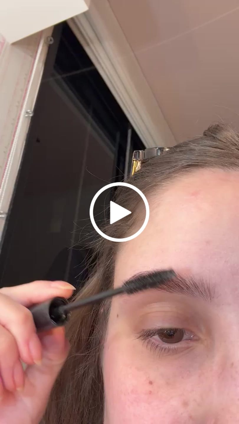 Customer video review of GEL DE SOBRANCELHA UP BROW 8G