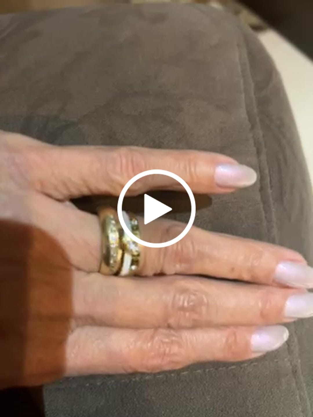 Customer video review of Anel Rainha Pedra Cristal Banhado em Ouro 18k