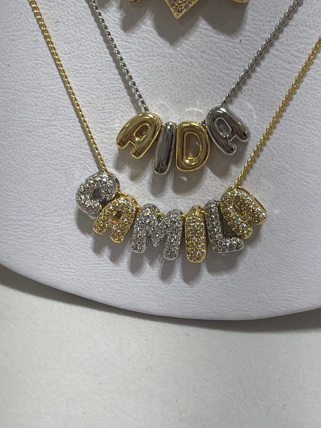 Customer photo review of Personaliza Tu Collar Con Inicial Mini Bubble Combinado