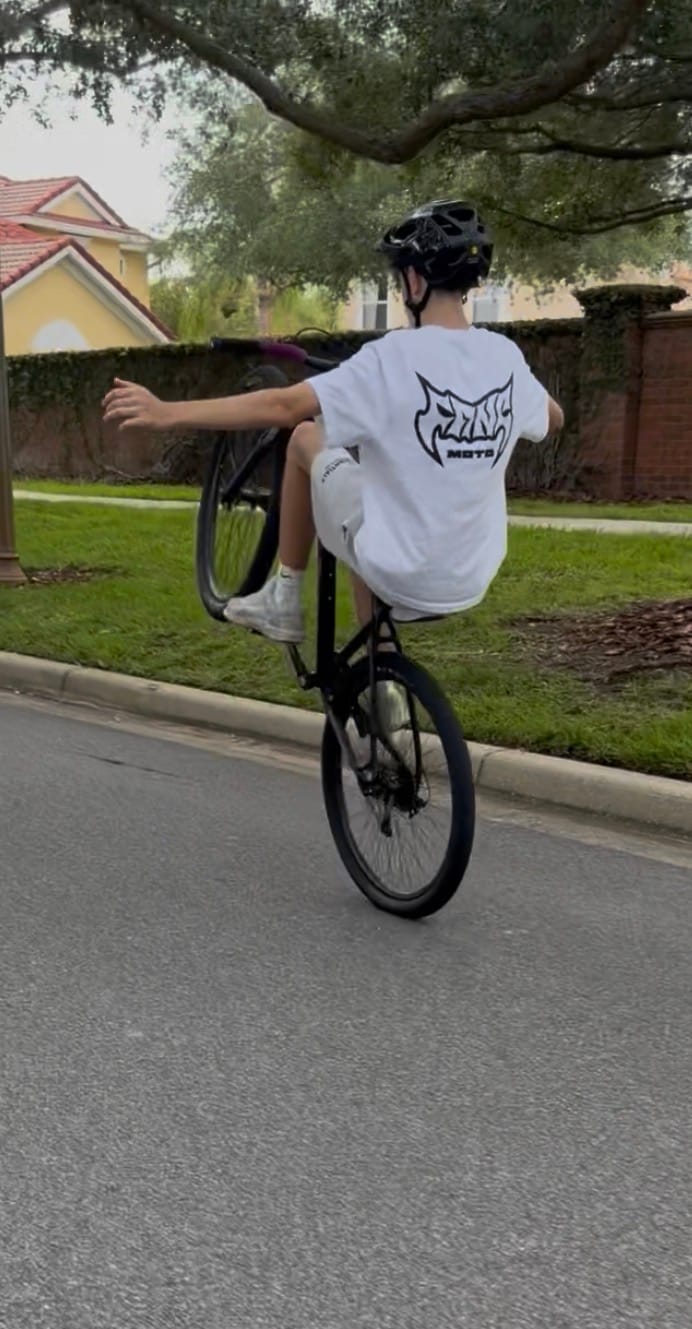 Customer photo review of White WildStyle Shirt by FANGMOTO™
