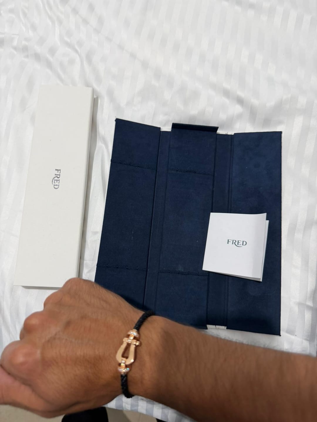 Customer photo review of צמיד יוקרתי עם רצועת חבל שחורה ואבזם בגוון רוז־גולד משובץ חצי זירקונים — JEWELLUXE™