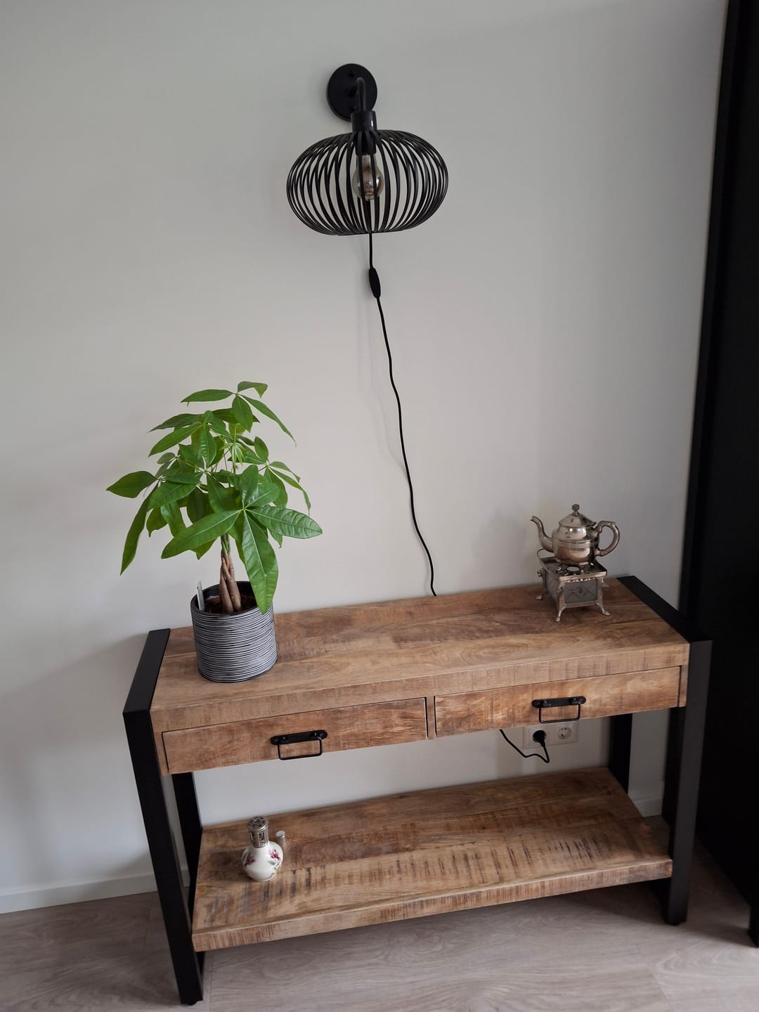 Customer photo review of Sidetable met twee lades | 120 x 35 x 76 cm | Mangohout