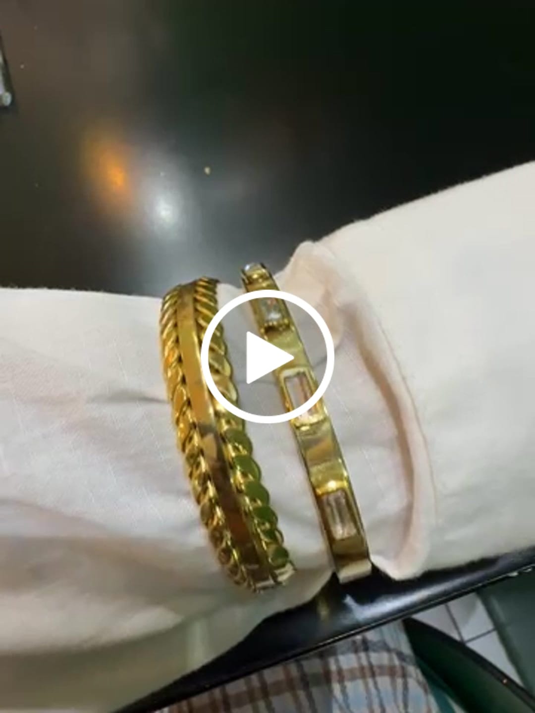 Customer video review of Bracelete Folhas Dourada Banhado em Ouro 18k
