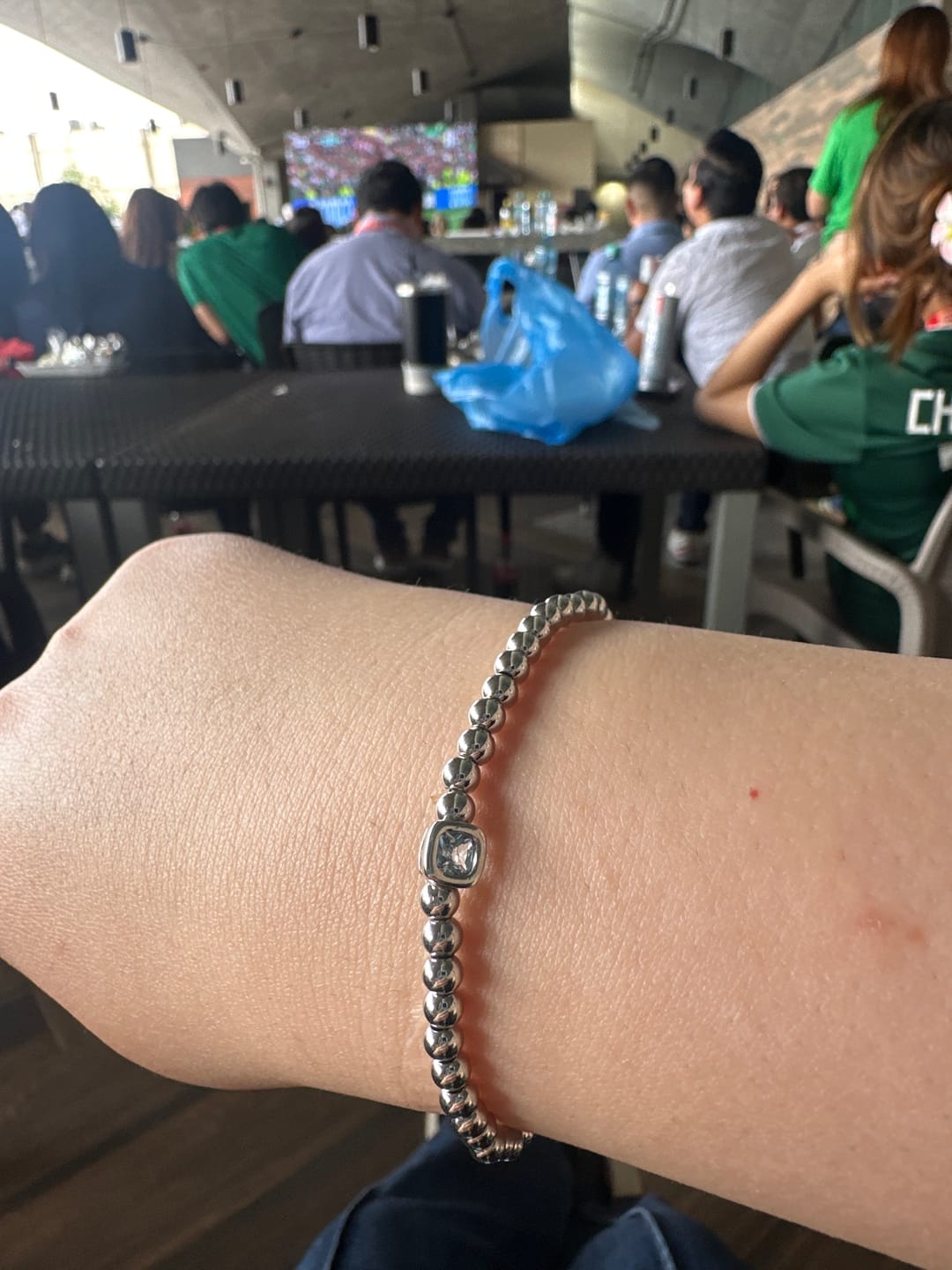 Customer photo review of Pulsera Plateada Bolitas Birthstone Cuadrado