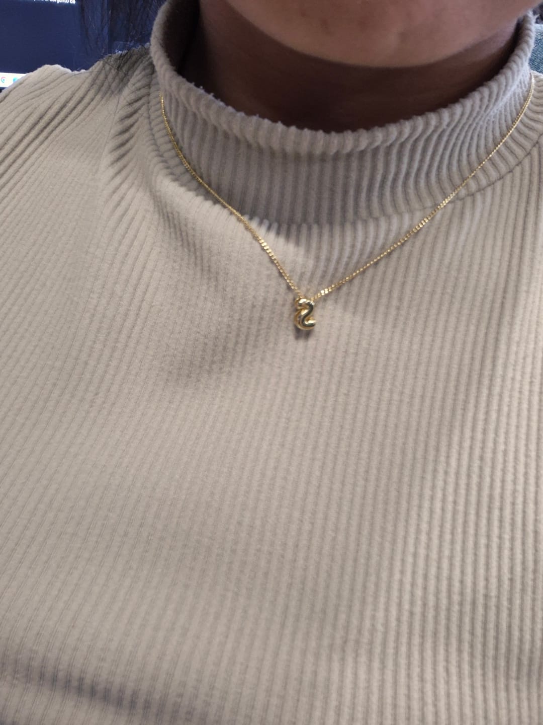 Customer photo review of Collar Dorado Inicial Mini Bubble