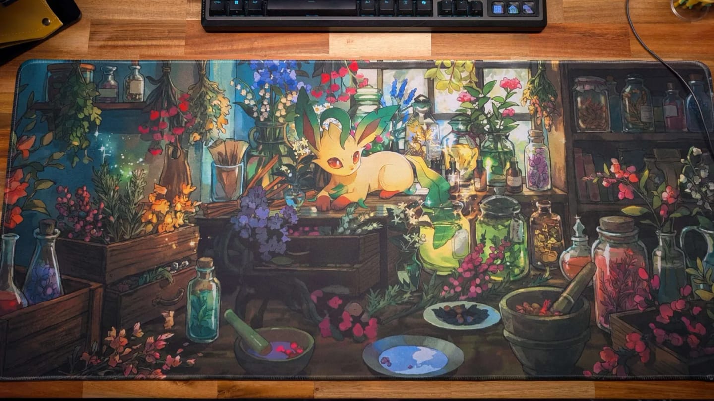 Customer photo review of Leafeon Garden Mouse Pad, Botanical Lab Gaming Desk Mat