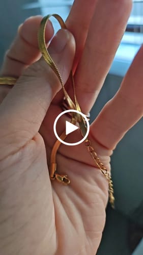 Customer video review of Chelsea Herringbone Bracelet