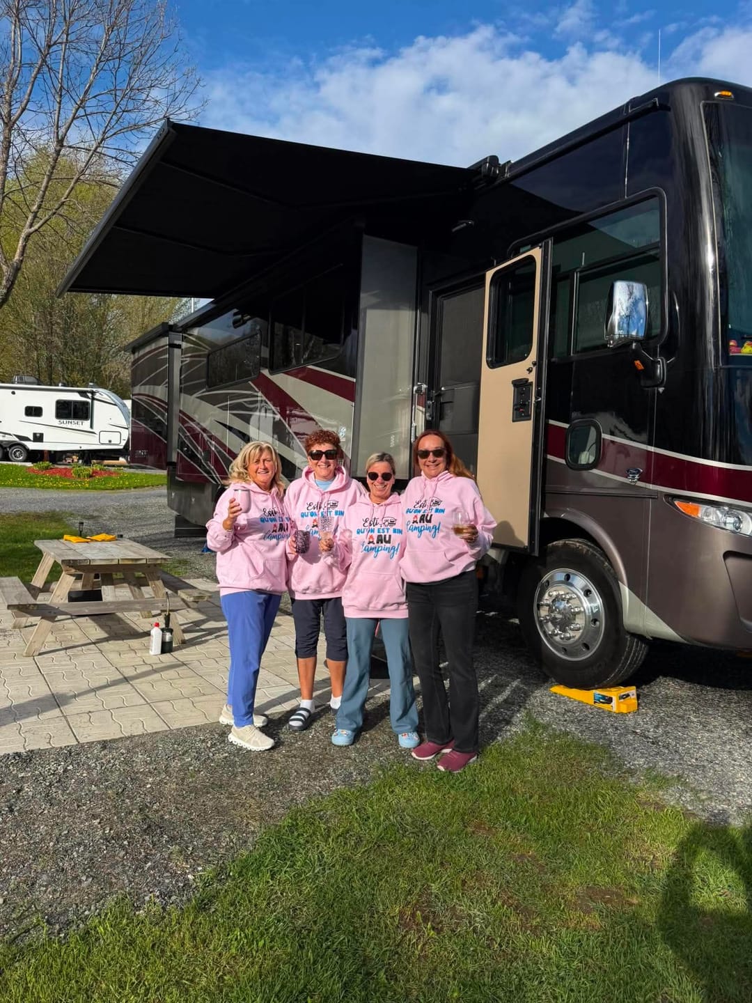 Customer photo review of HOODIE / ESTI QUON EST BIN AU CAMPING
