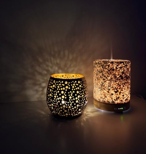 Recensent toont de sfeervolle verlichting van de Geurwolkje Terrazzo Ovaal-diffuser in een donkere kamer.