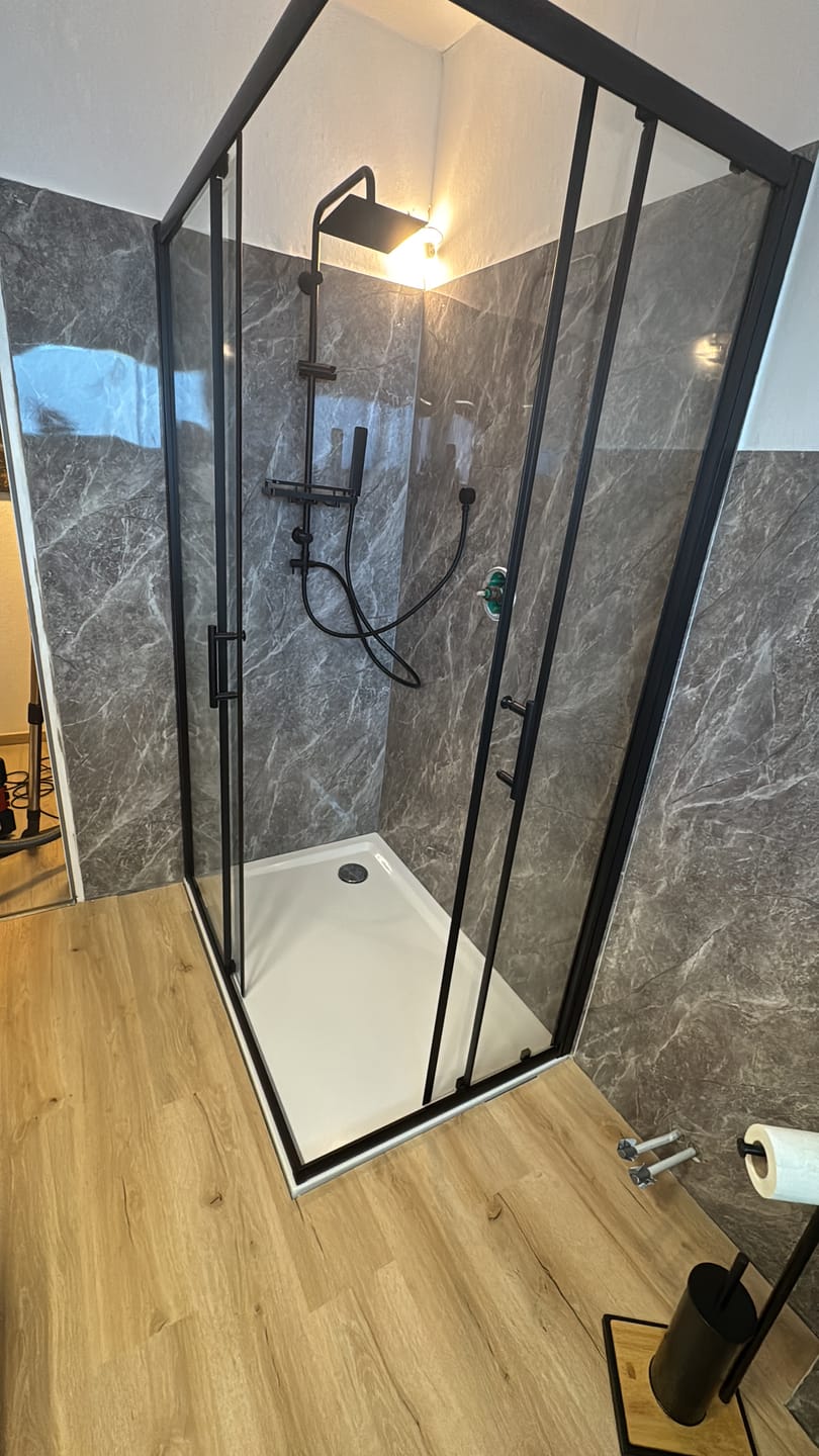 Customer photo review of SONNI Eckeinstieg Duschkabine Schwarz Duschtür Sicherheitsglas Duschabtrennung Schiebetür Eckdusche