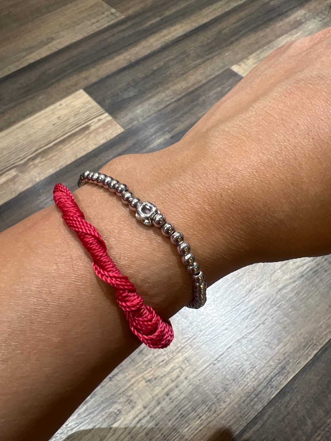 Customer photo review of Pulsera Plateada Bolitas Birthstone Cuadrado