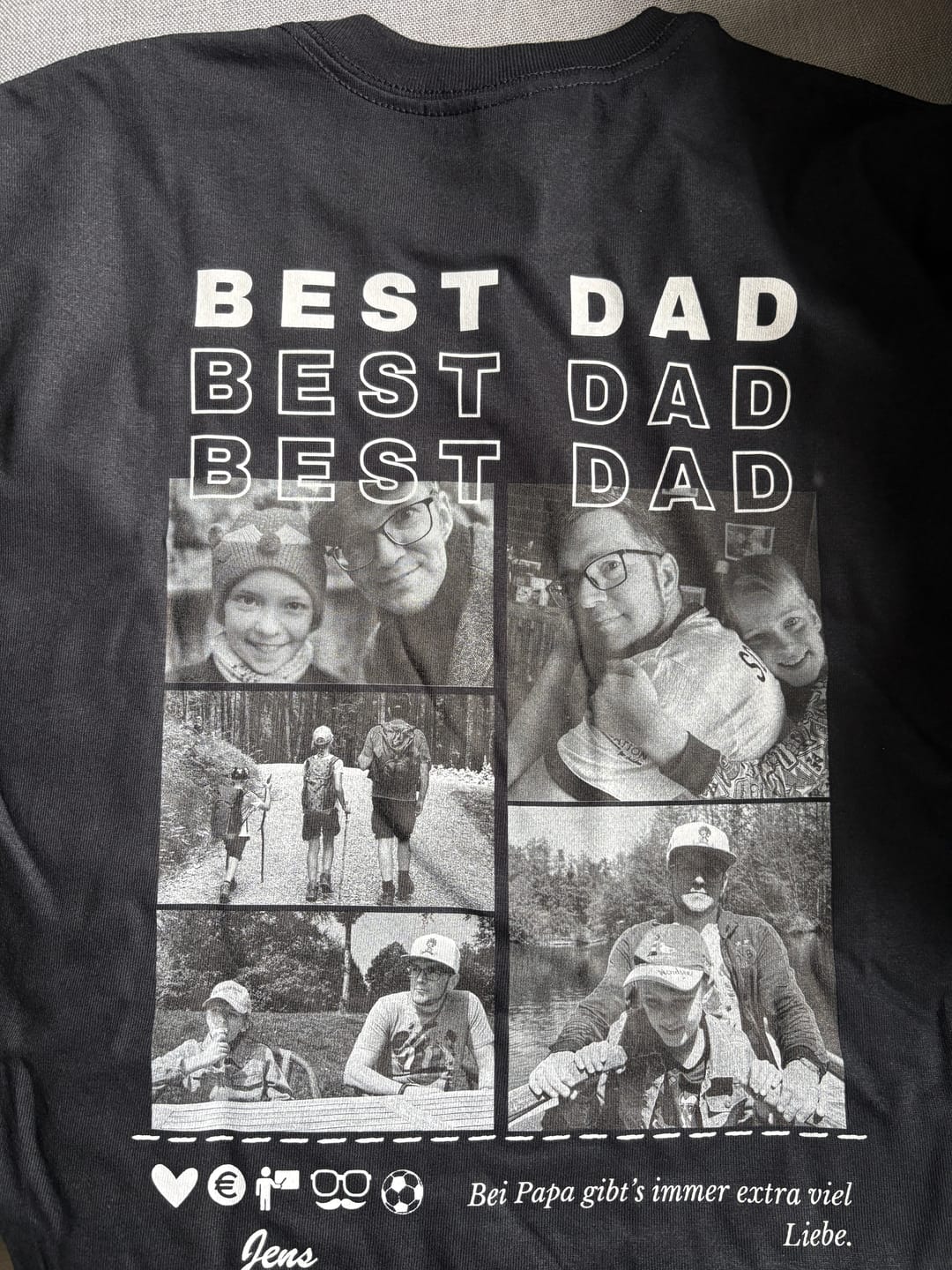 Customer photo review of Best Dad, best hugs, worst jokes - Personalisiertes T-Shirt (Schwarz, 100% Baumwolle, Unisex), Vatertag