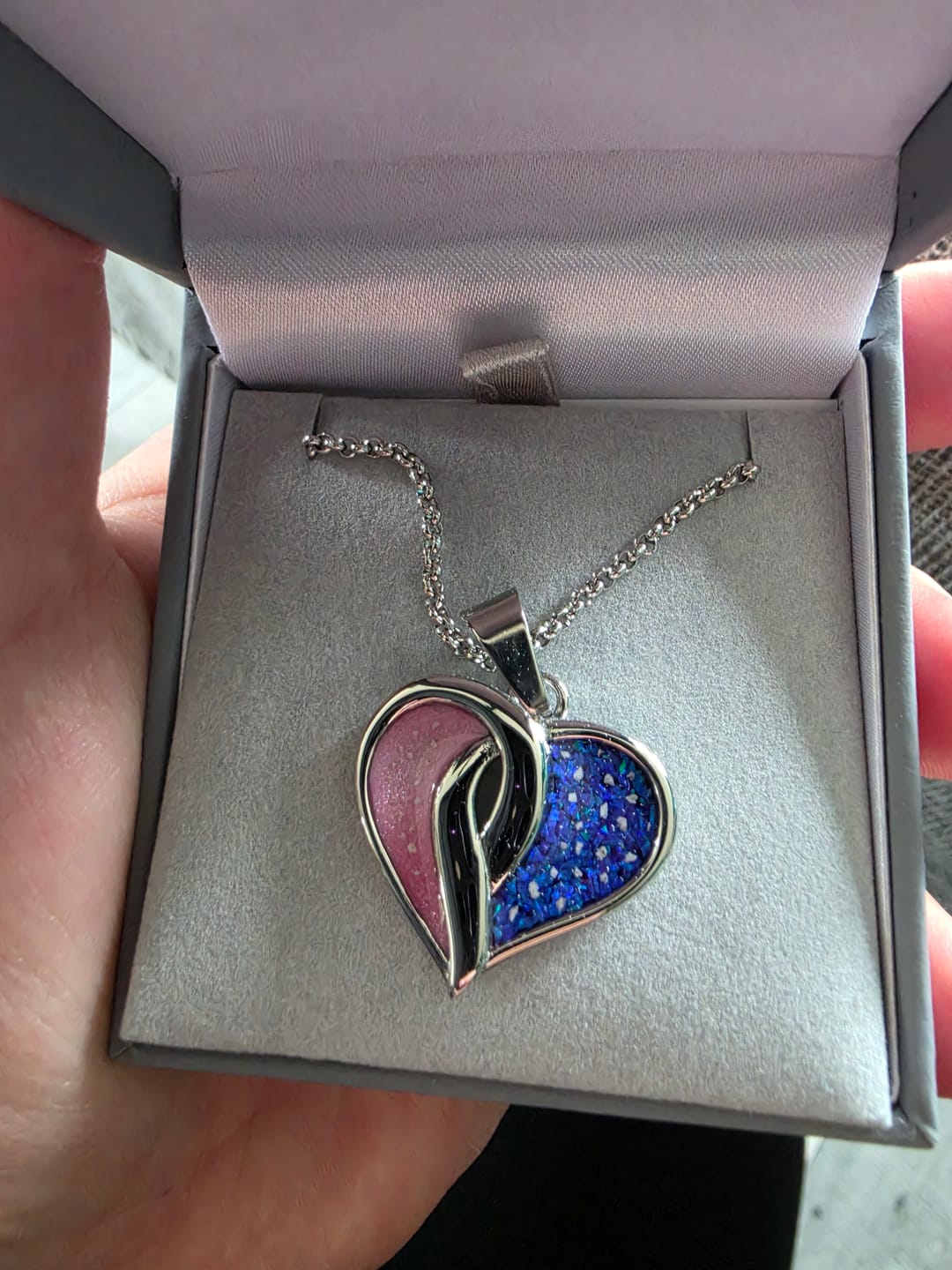 Customer photo review of Crossover Heart Stainless Steel Pendant, suitable for 2 sets of ashes.