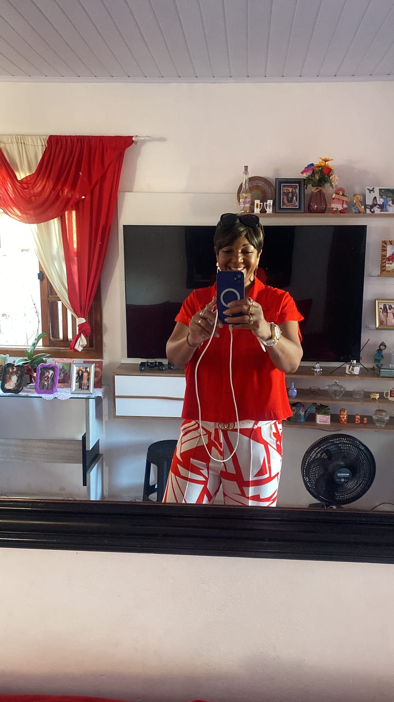 Customer photo review of Peruca Esther Castanho Escuro Curta Franja (Premium)