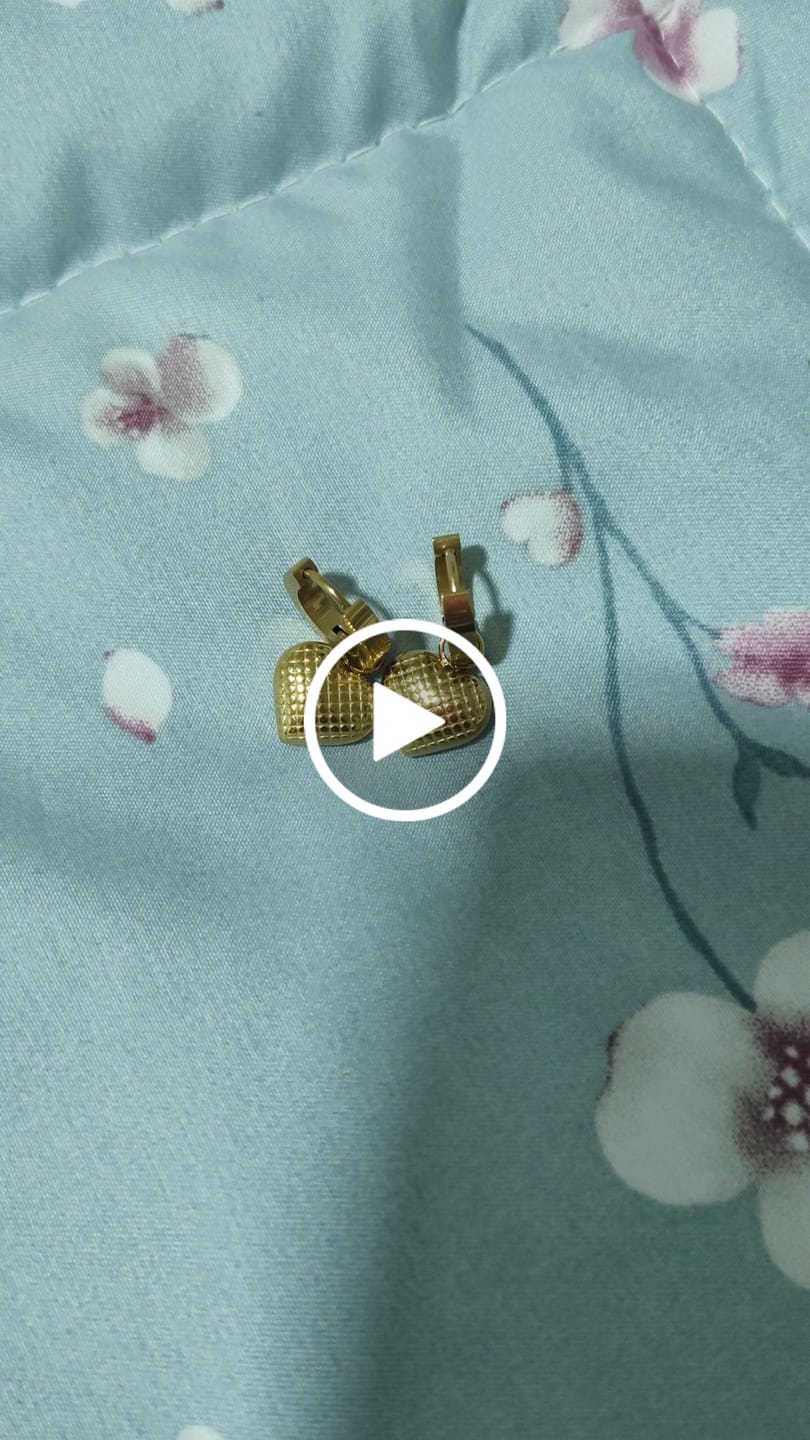 Customer video review of Brinco Argolinha Love Banhado em Ouro 18K