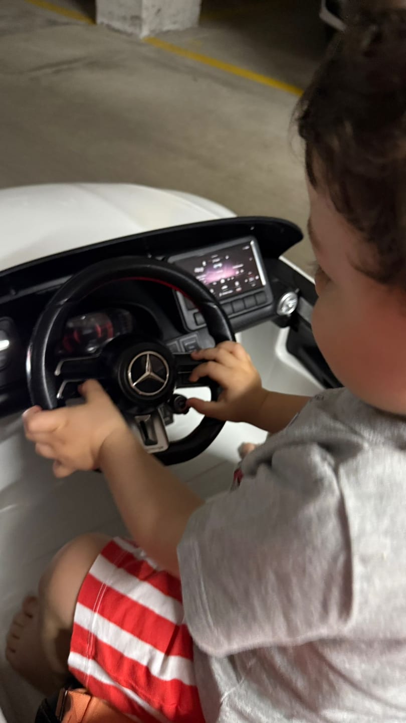 Customer photo review of Carro Elétrico para Criança MERCEDES SL63 Branco 4x4  2 LUGARES 24v c/ RODAS DE BORRACHA & ASSENTO EM PELE