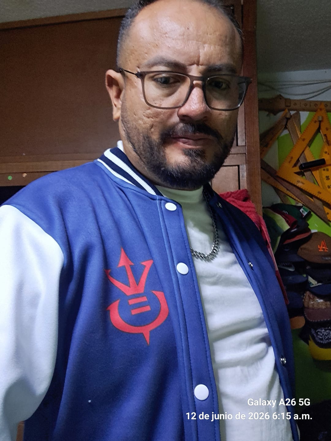 Customer photo review of Chamarra Universitaria Vegeta