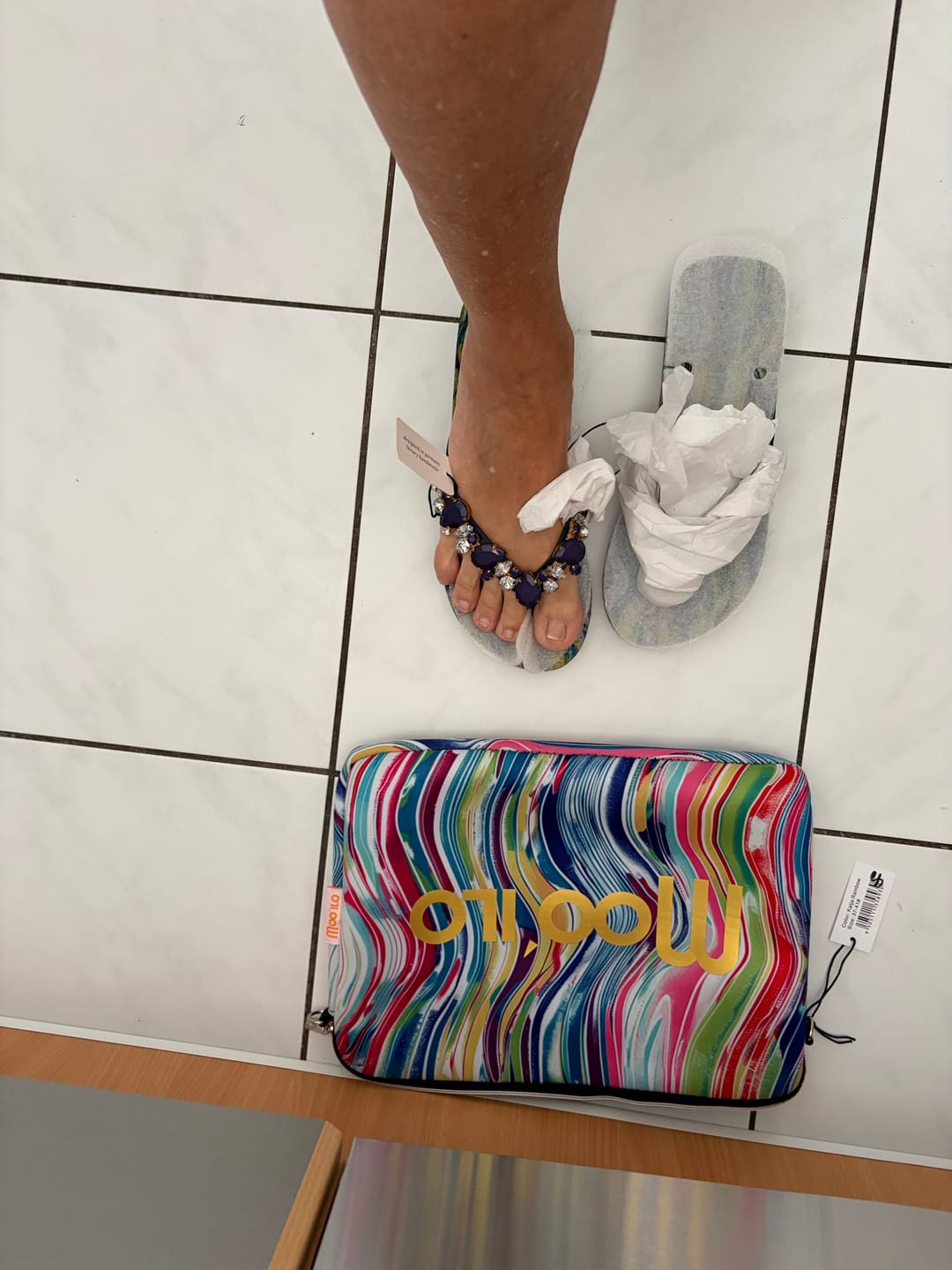 Customer photo review of Flip-Flop / Katja - Rainbow / B Ware - Druck kann sich lösen / Schuh wird in einer tollen Laptop Tasche verschendet