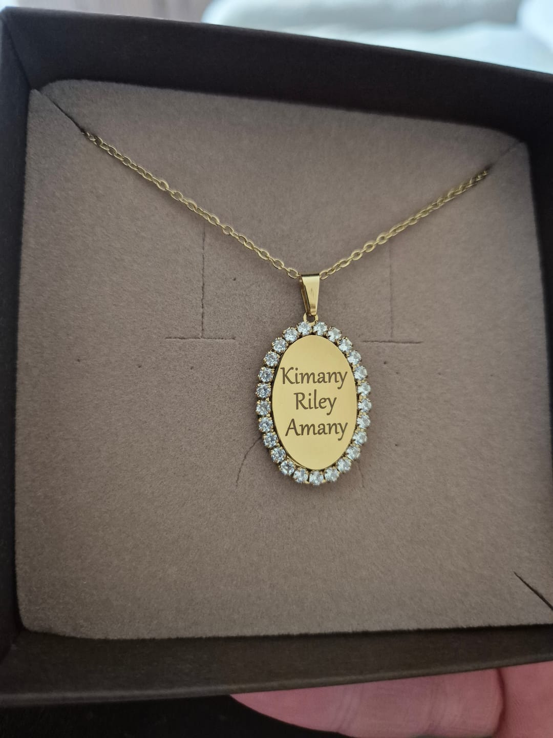 Customer photo review of Diamantjes Naamketting | Graveerbare Ketting