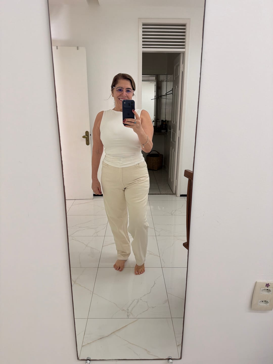 Customer photo review of Calça Jeans Mom Jequitibá Bege