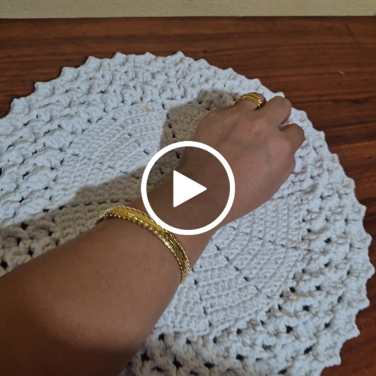 Customer video review of Bracelete Folhas Dourada Banhado em Ouro 18k