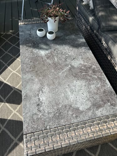 Kundens bordplate sett ovenfra, dekket med den strukturerte, mørkegrå Avellino betong kontaktplasten.