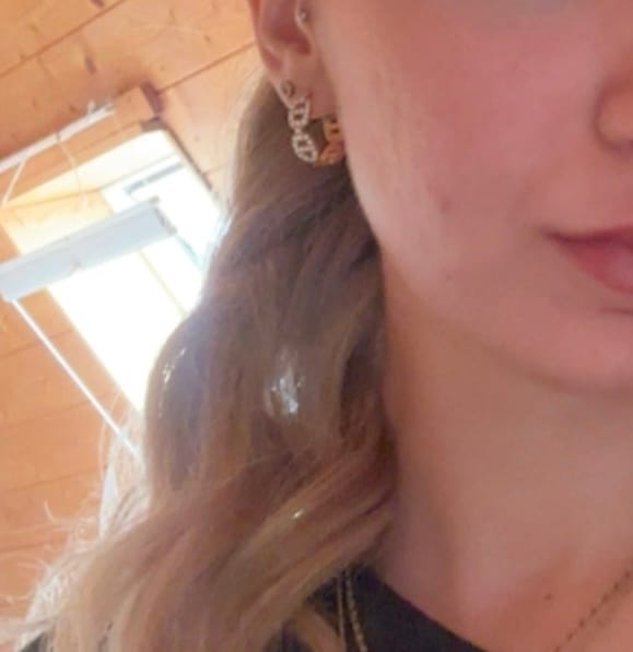 Customer photo review of Pave Flow Deluxe Huggie Ohrringe 14K Vergoldet