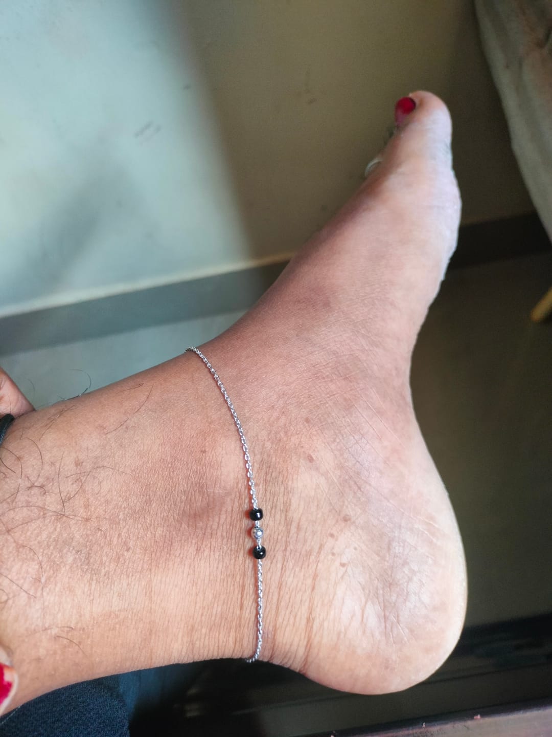 Customer photo review of Silver Minimal Black Beads Anklet