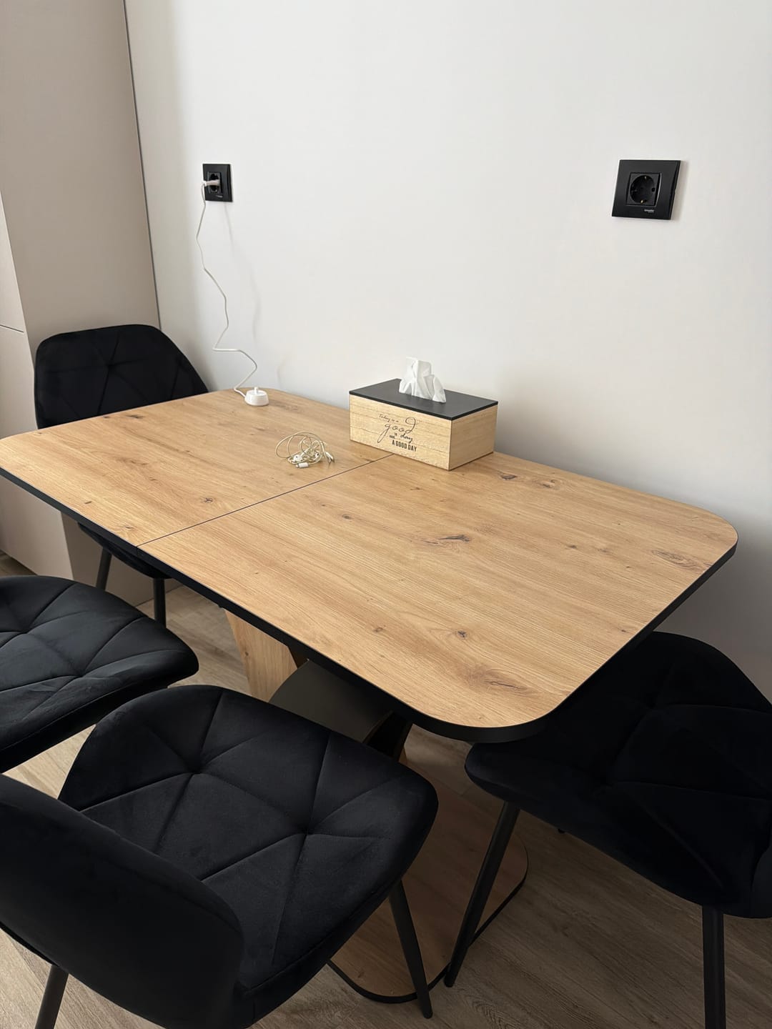 Customer photo review of Masa extensibila VENTO, stejar artisan/negru, PAL, 120-160x68x76 cm