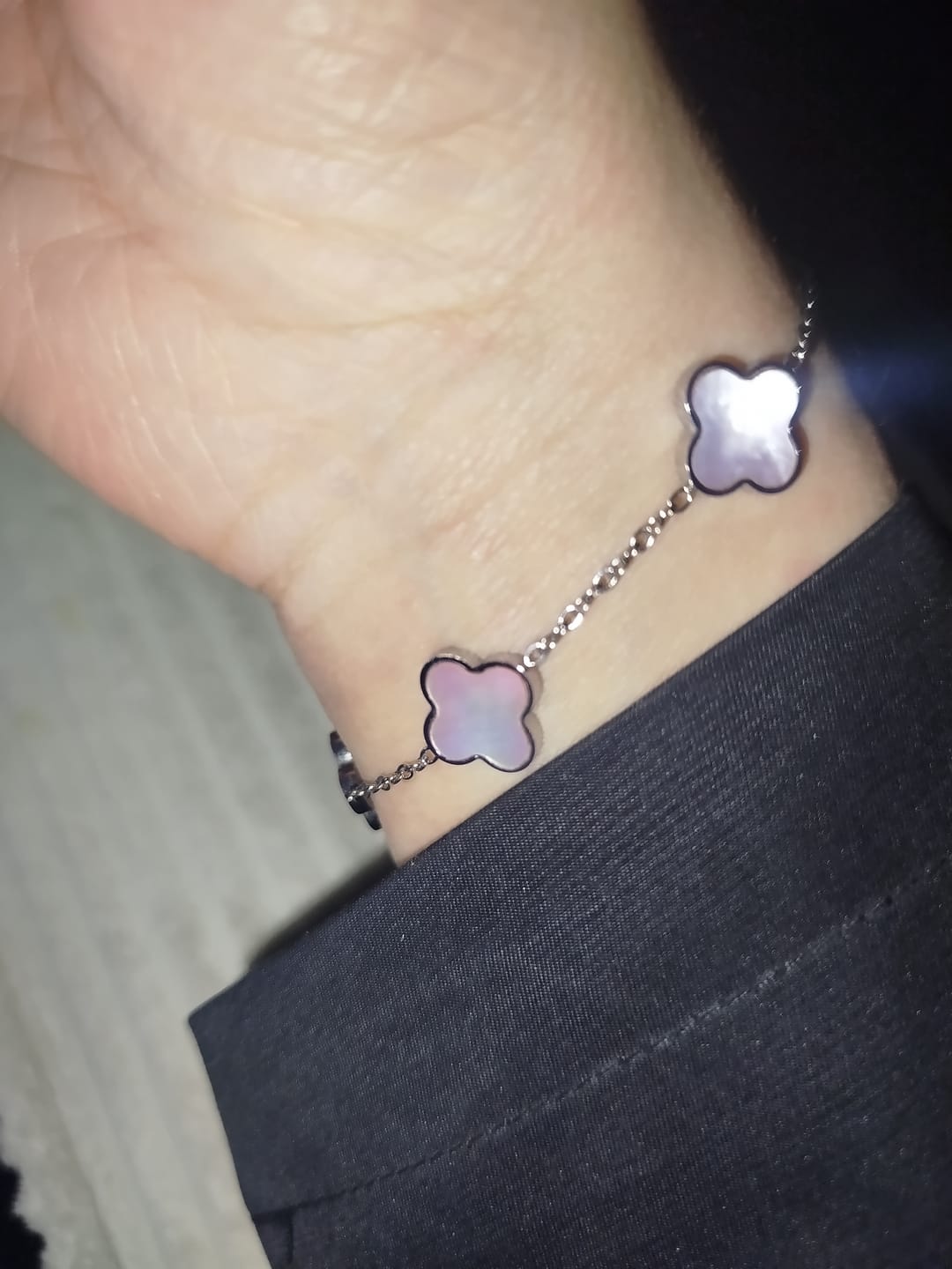 Customer photo review of Rosa Perlmutt Clover Armband | 18K vergoldet