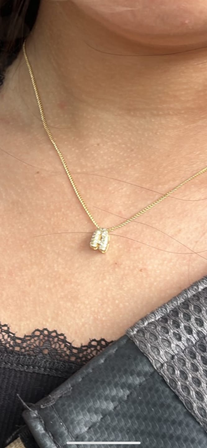 Customer photo review of Personaliza Tu Collar Inicial Mini Bubble Dorado Zirconias