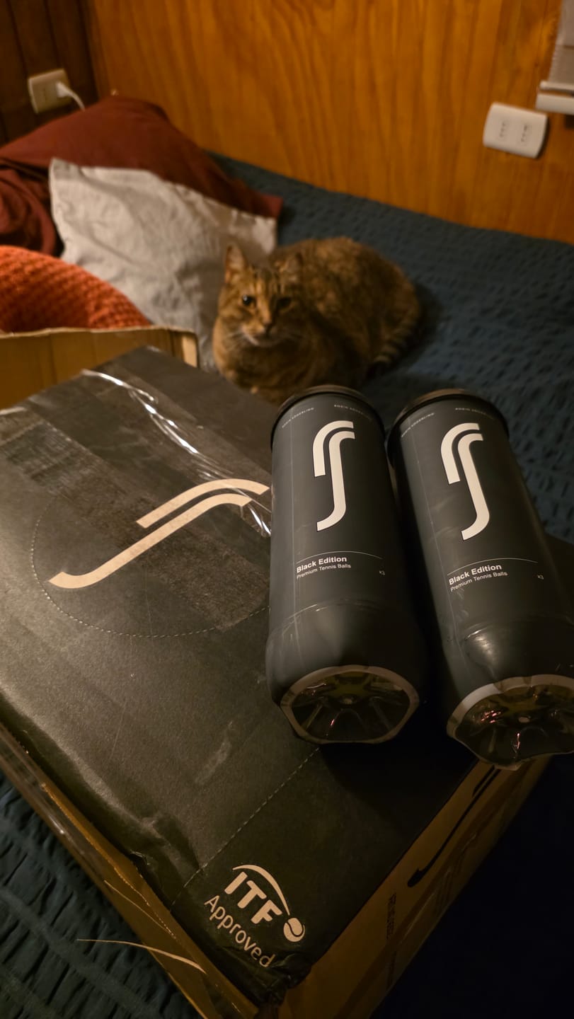 Customer photo review of Tarro de Pelota Tenis Robin Soderling Black Edition X3 – 1 Unidad