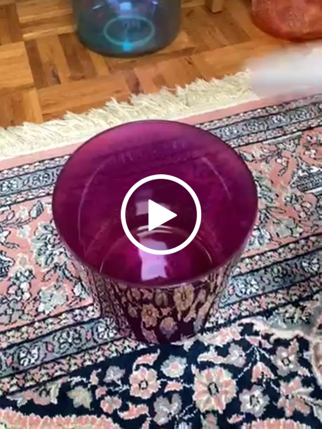 Customer video review of Kristallklangschale WOLF KRAFTTIER 432 Hz - 16 cm | AkashaBowls®
