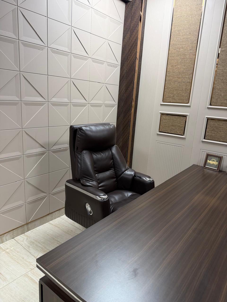 Customer photo review of Ettorez MAGNUS Premium Leatherette Office Recliner