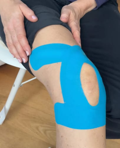Kundbild – tejpen på knät